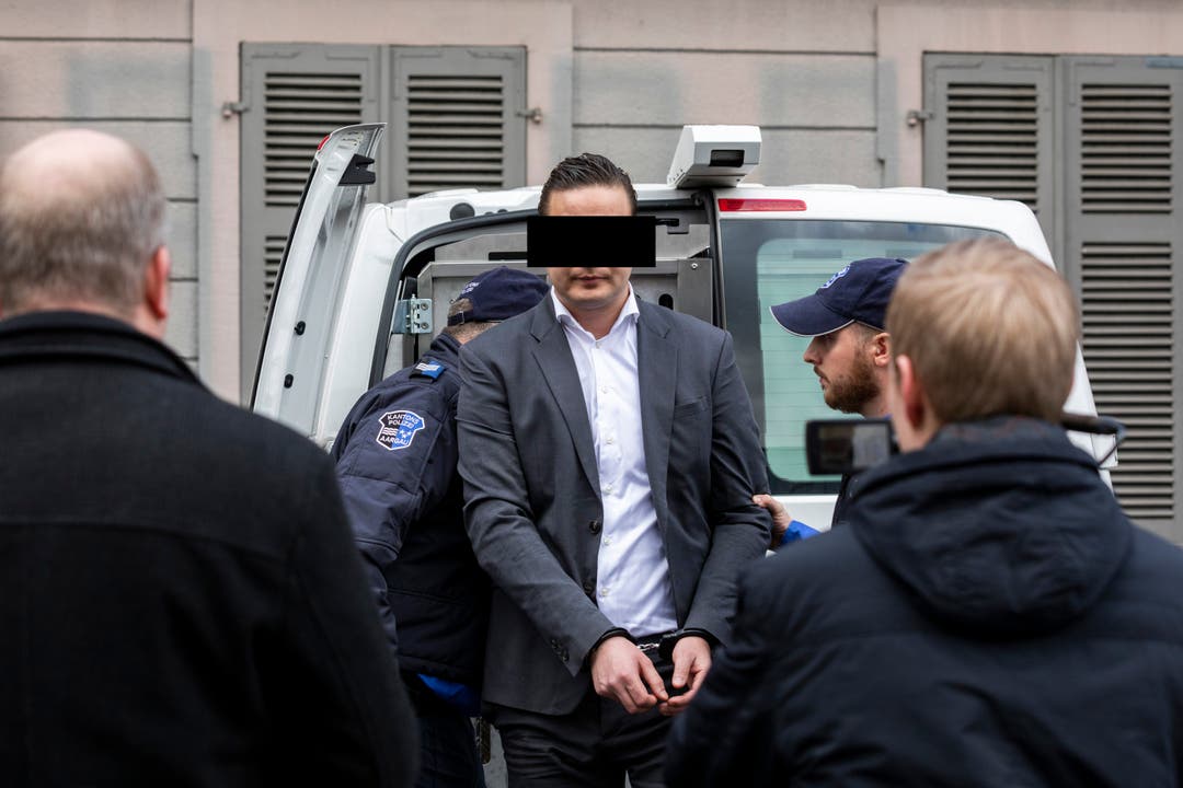 Der Angeklagte wird zum Prozess vor dem Bezirksgericht Aarau gebracht.