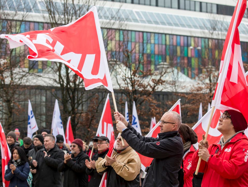 Rund 500 Personen bei einem Protest in Baden AG gegen den geplanten Stellenabbau bei General Electric.