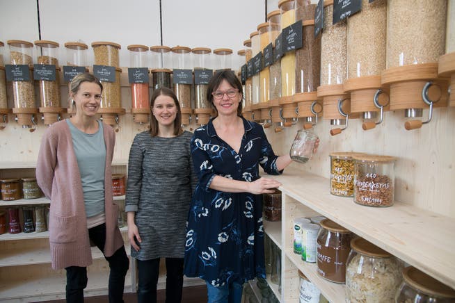In ihrem neuen Laden: Franziska Rohner (rechts) mit ihren beiden Helferinnen Barbara Heri (links) und Rebekka Hintermann.