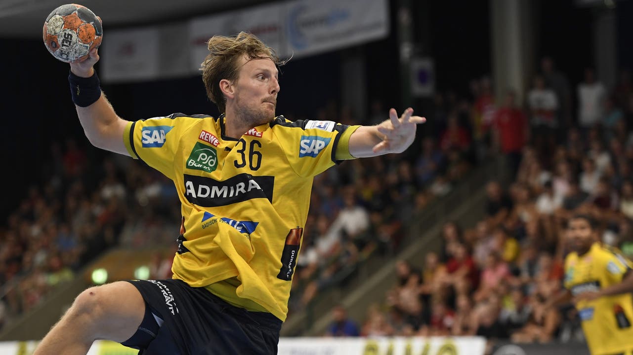 Löwen-Spieler Jesper Nielsen trifft für seine Mannschaft.