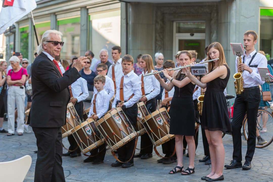 Kadettenmusik Aarau spielt beim Rathaus