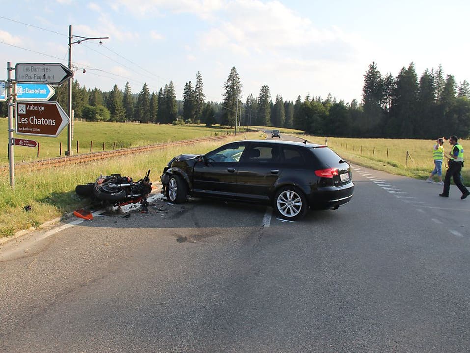 Peu-Péquignot/Noirmont JU, 4. Juli: Bei einem Verkehrsunfall im Norden des Kantons Jura an der Grenze zu Frankreich ist ein Motorradfahrer schwer verletzt worden. Er war mit einem Auto kollidiert, das von einer Neben- auf eine Haupttrasse eingebogen war.