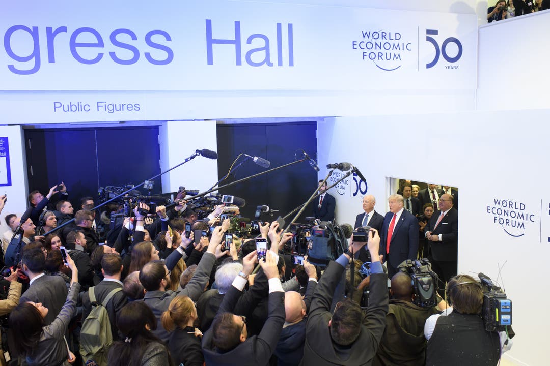Trump trifft in der WEF-Kongresshalle ein – das Medieninteresse ist riesig.