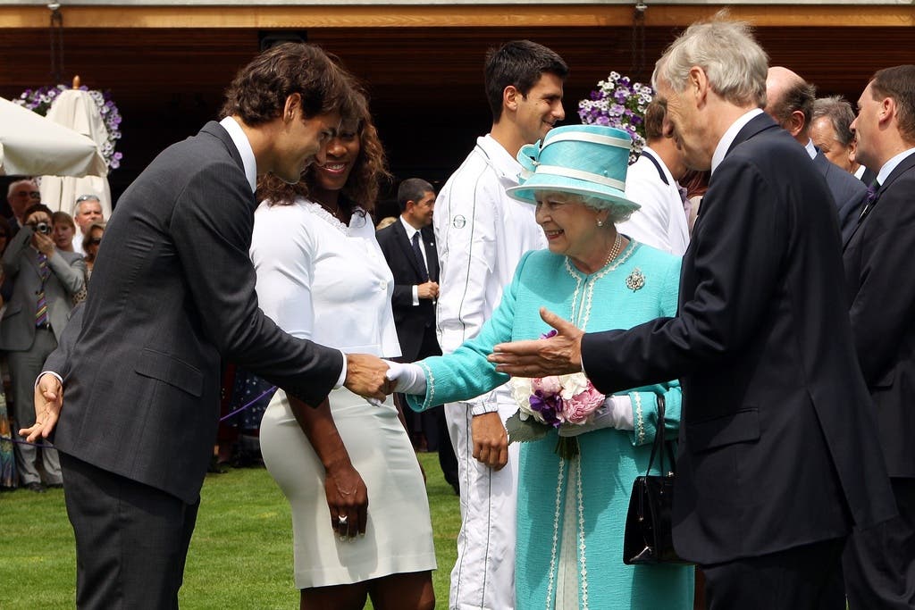 Erstmals seit 33 Jahren besucht die Queen 2010 das Grand-Slam-Turnier in Wimbeldon. Hier schüttelt sie Roger Federer die Hand, bringt ihm aber kein Glück: Er fliegt bereits im Viertelfinal aus dem Turnier.