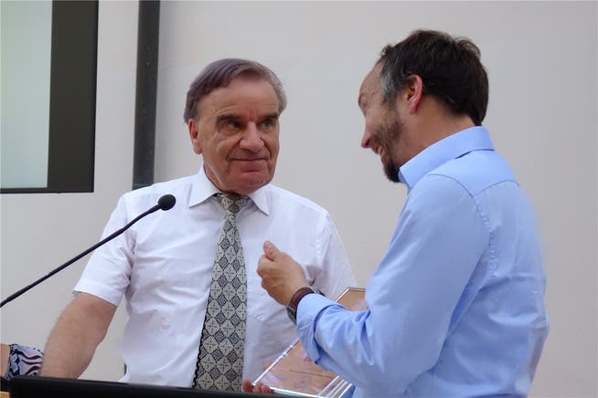 Gemeindepräsident Hampi Budmiger (rechts) überreicht Franz Käppeli die Urkunde zur Ehrenbürgerschaft. Eddy Schambron