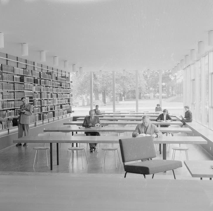 Der lichtdurchflutete Lesesaal der neuen Kantonsbibliothek, wie er sich noch heute präsentiert.