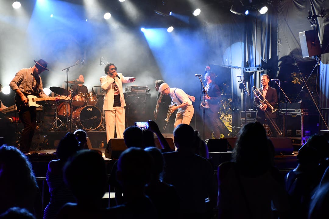 Stadtfest Brugg 2019 Die Band Unique spielt auf der AKB-Bühne und reisst das Publikum mit dem groovigen Sound mit.
