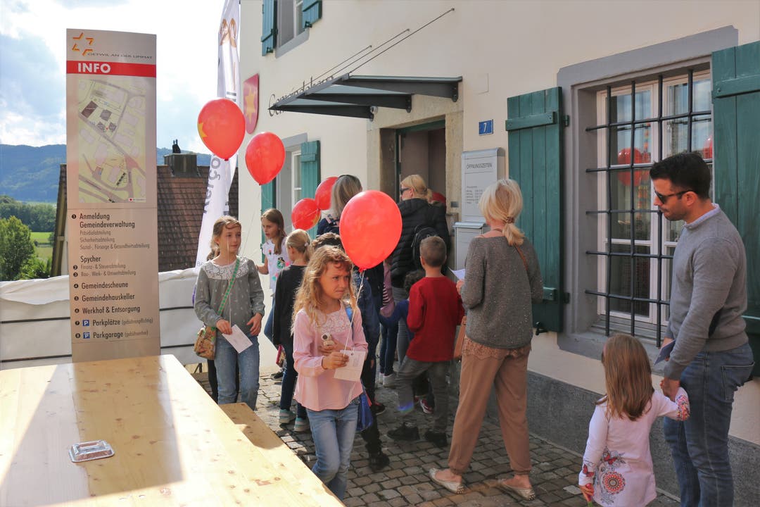 Feierlich holen die Kinder ihre Ballone im Gemeindehaus ab.