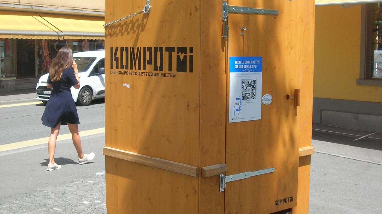 Kompotois für den sogennanten "human output": Am Schlierefäscht stehen 20 "heimelige" Holztoiletten auf denen die Besuchern sich erleichtern können.
