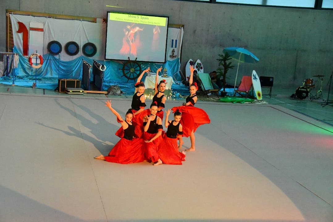 Eine flamencoähnliche Vorführung in Barcelona: Hintere Reihe: Célia, Shana, Analena (v.l.n.r.), vordere Reihe: Emily, Felicia, Neijla (v.l.n.r.).