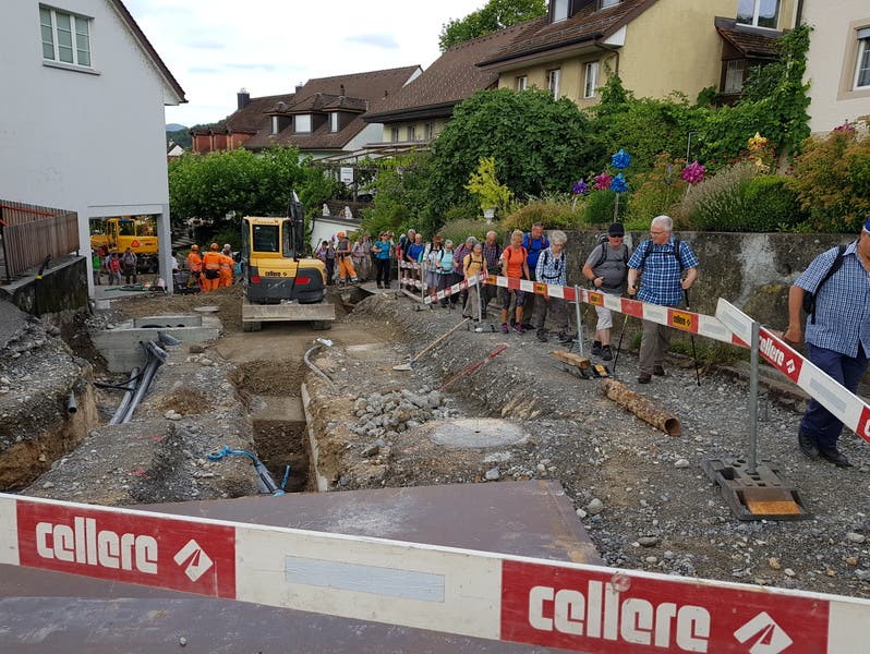 In Biberstein wird die Kantonsstrasse saniert - die Bauarbeiter haben angesichts der Karawane gestaunt.