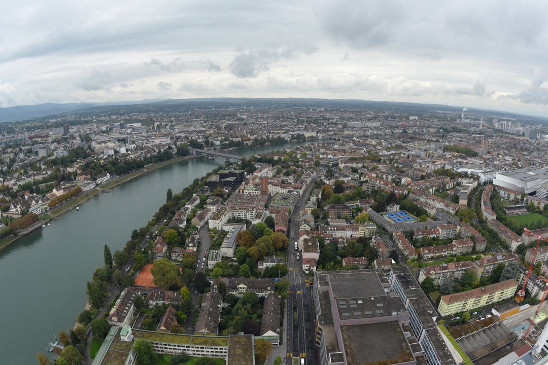 Der Blick von Bau 1 auf Basel: Bald gesellt sich Bau 2 daneben. Roche Turm Einweihung mit BR Alain Berset: Aussicht aus dem Turm Basel von oben Rhein