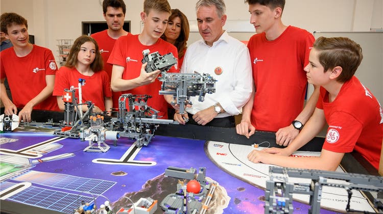 Sieben Jugendliche aus Baden wurden mit Robotern Vizeweltmeister