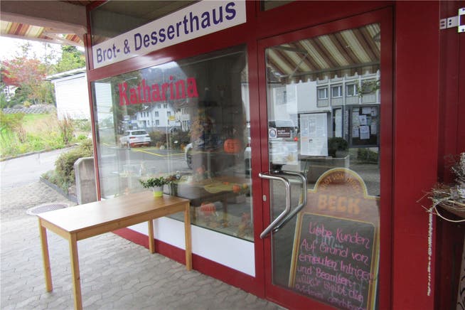 Keine Stühle mehr vor der Bäckerei Katharina und ein Schild weisen darauf hin, dass das Lokal geschlossen bleibt.