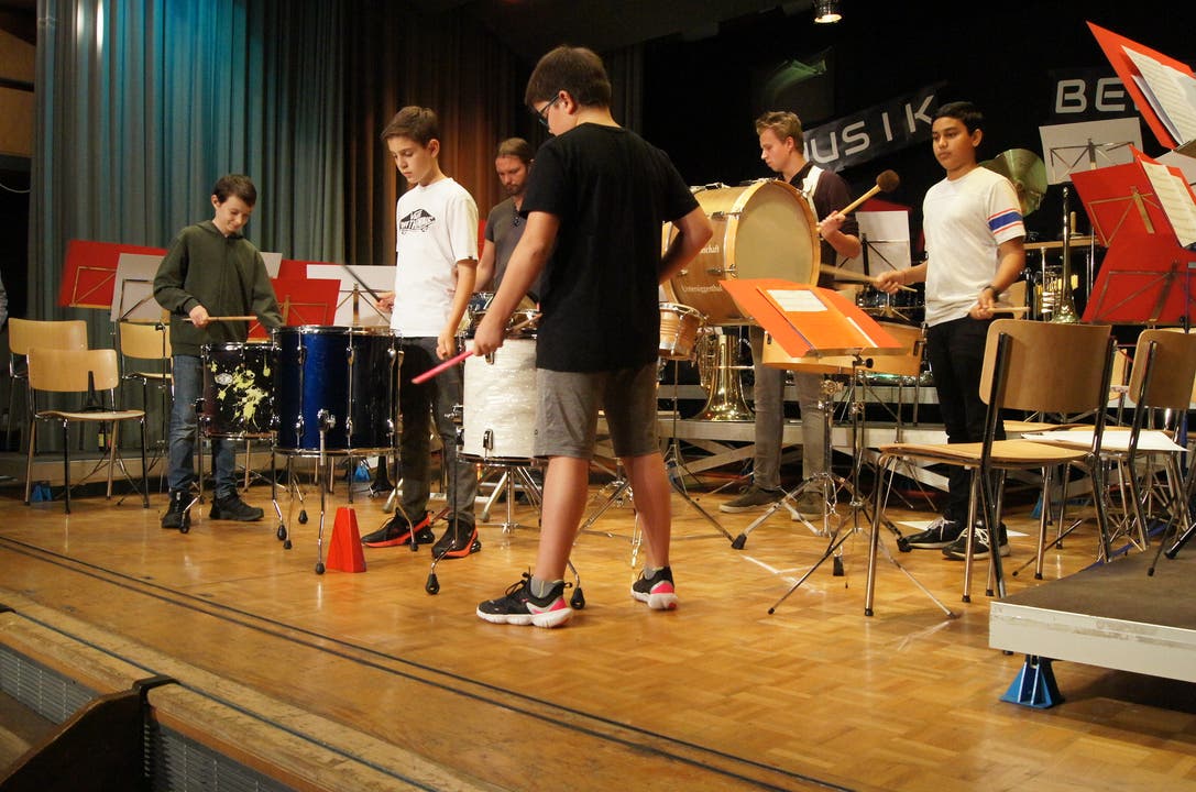 Das Schlagzeug-Ensemble der Musikschule Ehrendingen Das Schlagzeug-Ensemble der Musikschule Ehrendingen