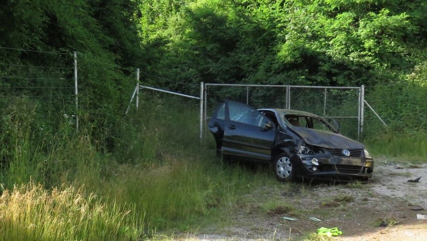 Wettingen/A1 AG, 26. Juni: Ein junger Mann aus dem Kanton Basel-Landschaft kam von der Fahrbahn ab und verursachte einen spektakulären Selbstunfall. Dabei zog er sich leichte Verletzungen zu. Die Kantonspolizei nahm dem 20-jährigen Schweizer den Führerausweis auf Probe umgehend ab.