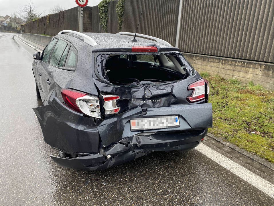 Klingnau AG, 25. Februar: Dienstag Nachmittag prallte auf einer Kreuzung ein Sattelschlepper ins Heck eines Autos. Verletzt wurde dabei niemand.