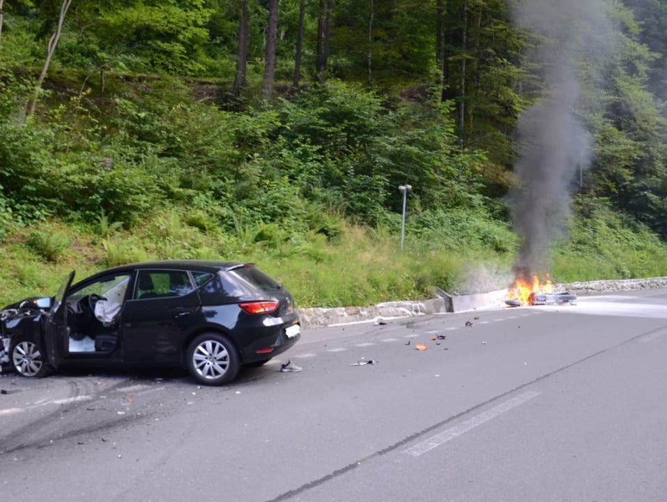 Engelberg OW, 19. Juli: Ein Personenwagen mit Aargauer Nummernschild stiess frontal mit einem Motorrad zusammen - das Zweirad ging dabei lichterloh in Flammen auf.
