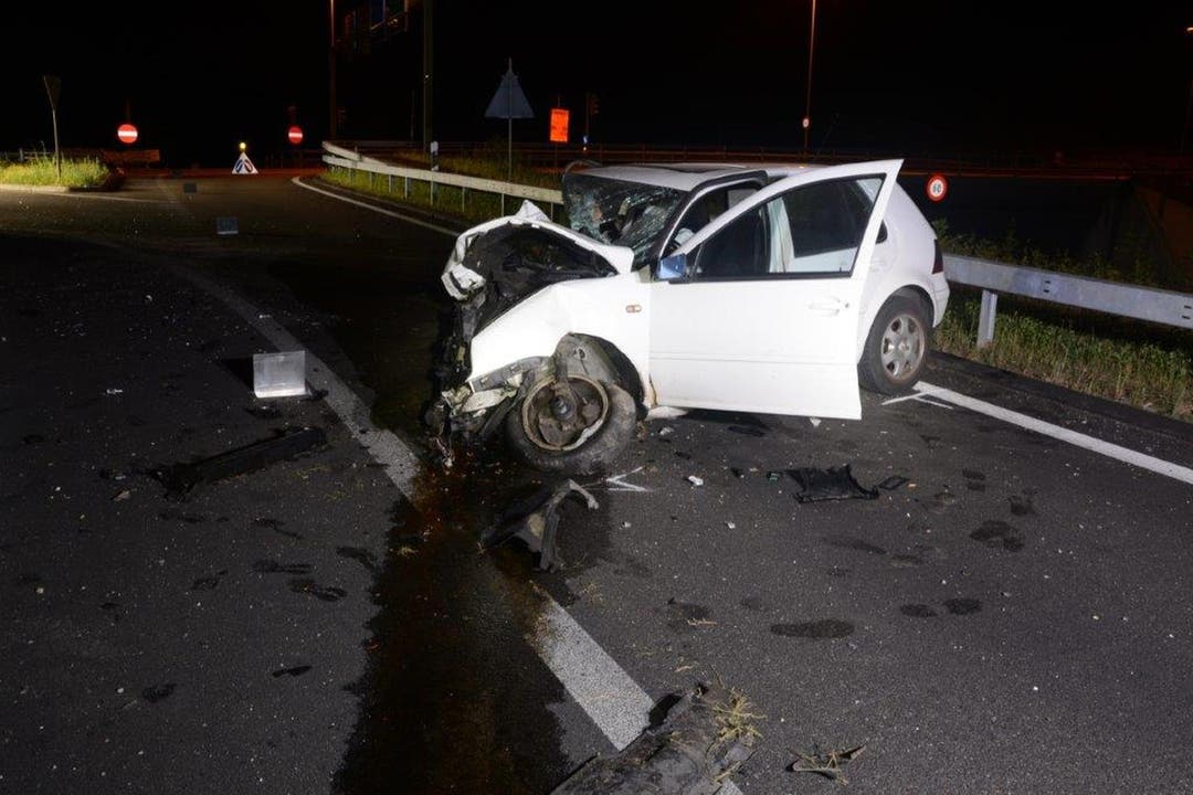 Muttenz BL, 30. Juni: Bei der Autobahnausfahrt A 18 verursachte am Sonntagabend ein 22-Jähriger einen Selbstunfall. Er kollidiert frontal mit der Begrenzungsmauer und wurde dabei verletzt.