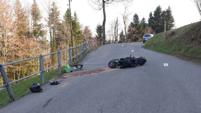 Der Fahrer dieses Motorrads hat sich bei einem Unfall in Bauma schwer verletzt.
