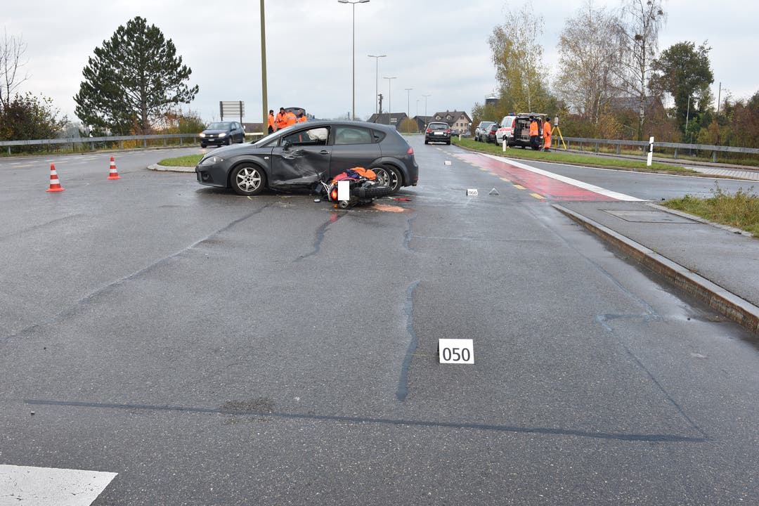 Esslingen ZH, 13. November: Ein 18-jähriger Töfffahrer ist bei einer Kollision mit einem Auto schwer verletzt worden.