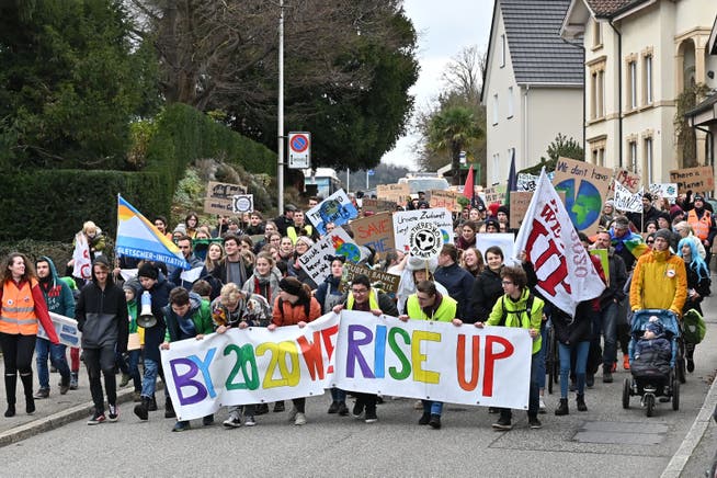 Gut 200 Demonstrationsteilnehmende marschierten am Samstag für mehr Klimagerechtigkeit auf dem Globus durch die Strassen.