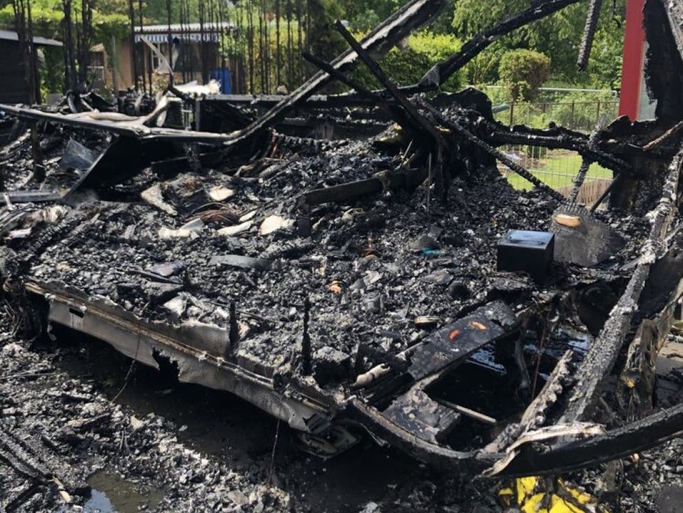 Rüti ZH, 20. Mai: Statt Unkraut geriet in Rüti ein Wohnwagen in Brand