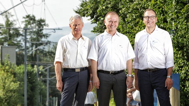 Gruppenbild an der Haltestelle: Severin Rangosch (Mitte), CEO von Aargau Verkehr, bekommt mit Roland Abt (links) einen neuen Verwaltungsratspräsidenten – der bisherige Bahnpräsident Kaspar Hemmeler (rechts) tritt ab.