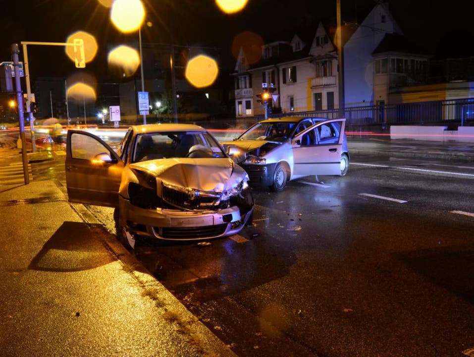 Münchenstein BL, 18. Oktober: Eine unachtsame Automobilistin hat am Freitagabend auf der Kreuzung Basel-/Bruderholzstrasse in Münchenstein eine Kollision mit einem anderen Auto verursacht. Vier Personen wurden zur Kontrolle ins Spital gebracht.