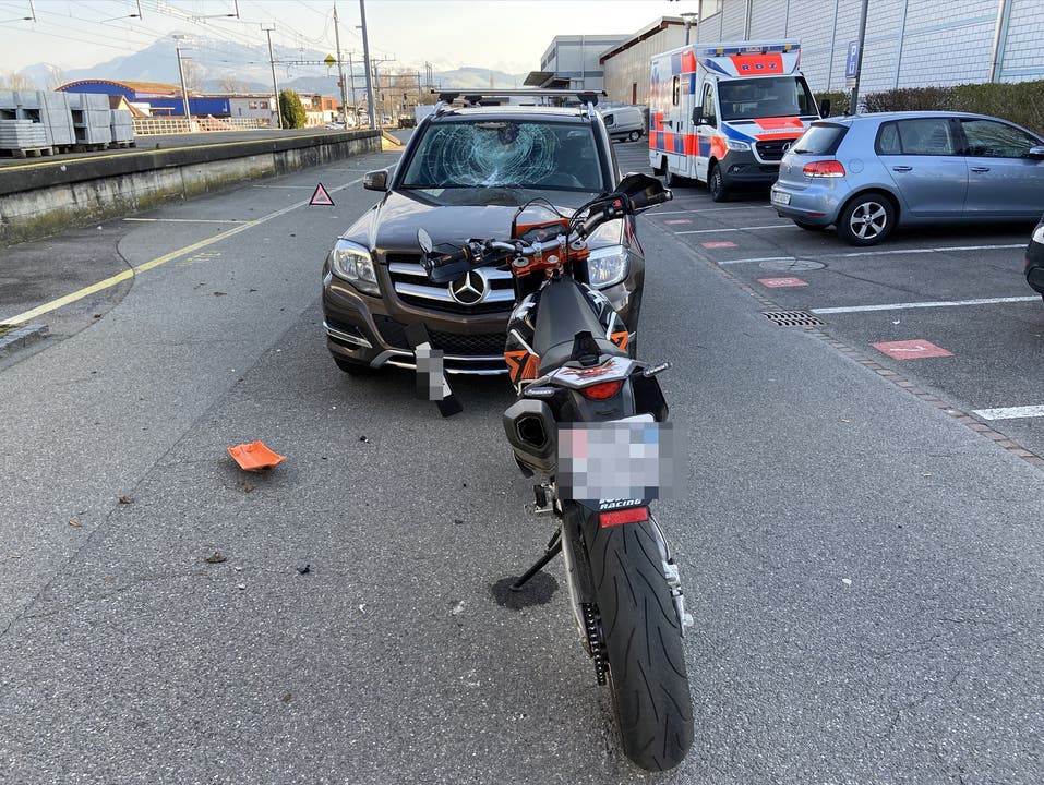 Sins AG, 18. März: Ein Motorradfahrer hat in Sins die Kontrolle über sein Fahrzeug verloren und ist gegen ein Auto geprallt. Er kam mit leichten Verletzungen davon.