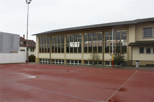 Die Doppelturnhalle der Schulanlage Zentrum soll zu Schulzimmern umgebaut werden.