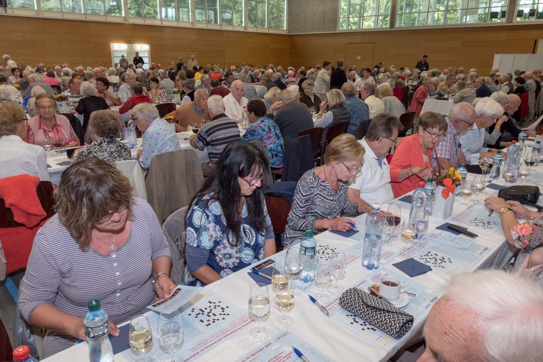 600 Seniorinnen und Senioren feiern am Herbstfest in Wettingen.
