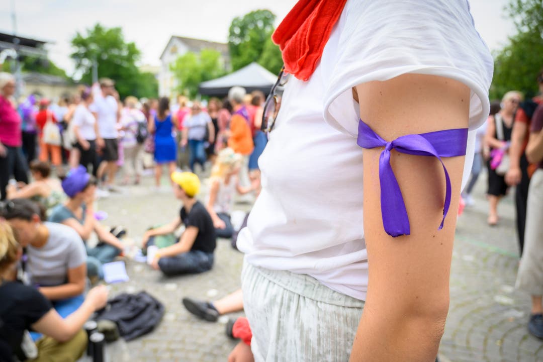 Frauen und Männer treffen sich auf dem Helvetiaplatz anlässlich des Frauenstreiks in der ganzen Schweiz, am Freitag, 14. Juni 2019, in Zürich.