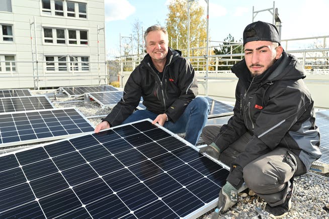 Michael Laubscher und Mohammad Belshad auf dem Dach der Vebo in Oensingen.