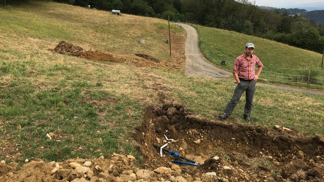 Letzte «Spuren» des Wasserleitungseinbaus auf dem Oberberg. Michael Bur erklärt, warum die neue Leitung nötig war und wie sie eingebaut wurde.
