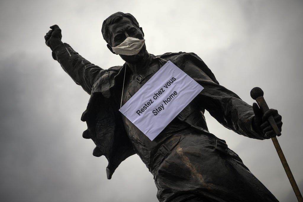 «Bleibt zu Hause» fordert diese Statue von Freddy Mercury in Montreux die Menschen auf.
