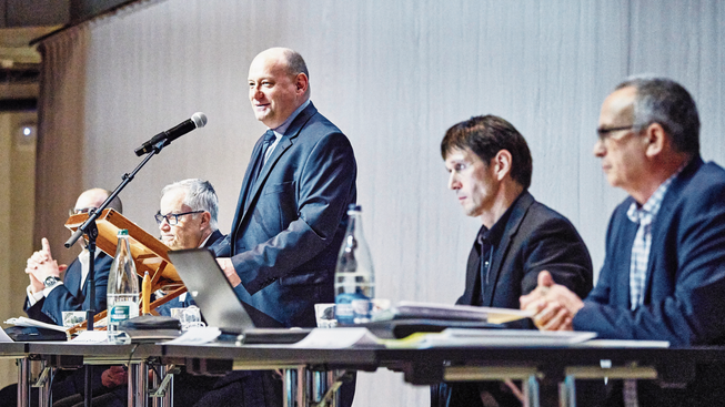 Valentin Schmid (Mitte) verkündete vor 923 Stimmberechtigten in der geräumigen Umweltarena seinen Rücktritt.