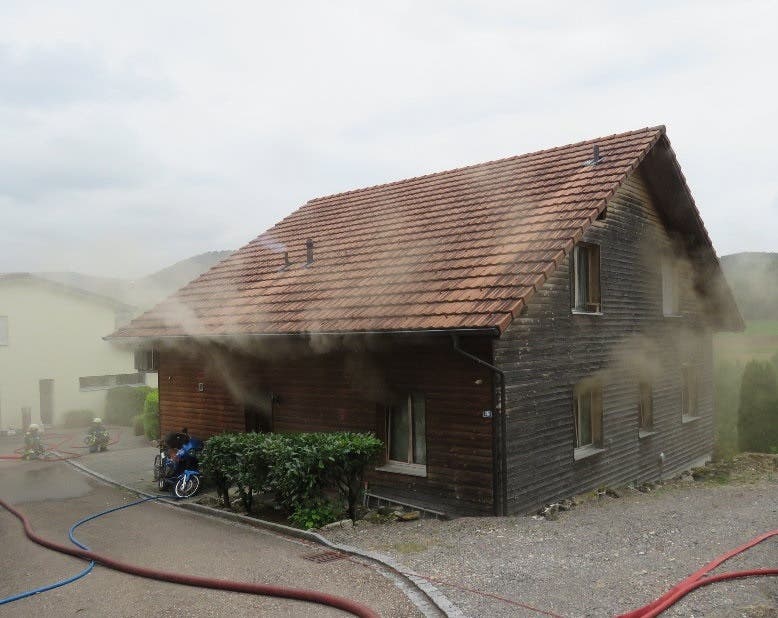 Wölflinswil AG, 2. September: Ein Wohnhaus geriet wohl aufgrund einer technischen Ursachen in Brand. Verletzt wurde niemand, der Sachschaden beläuft sich allerdings auf mehrere zehntausend Franken. Die zwei Wohnungen sind derzeit unbewohnbar.