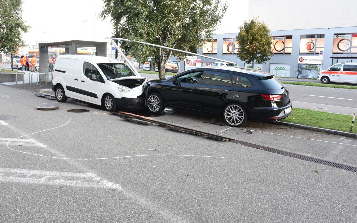 Volketswil ZH, 16. Oktober: Bei einem Verkehrsunfall haben sich zwei Fussgänger mittelschwere bis schwere Verletzungen zugezogen.