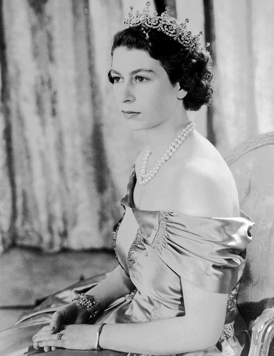 1949: Die Prinzessin posiert in einem silbernen Kleid mit Tiara und Perlenkette.