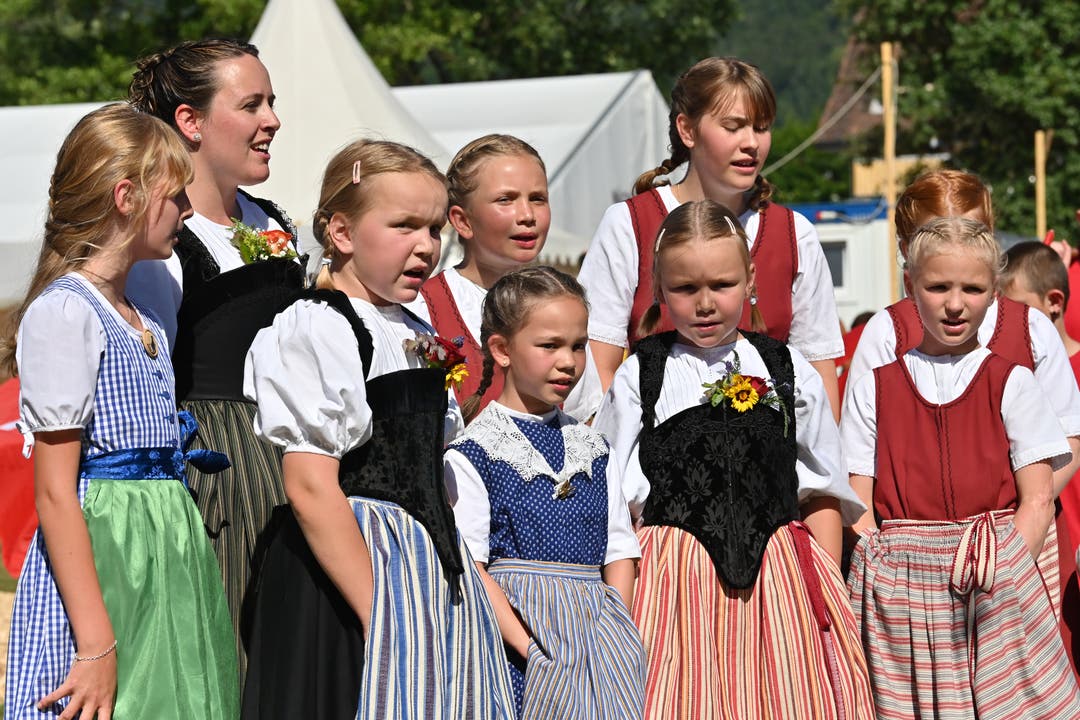 Schülerinnen der Primarschule Mümliswil-Ramiswil bei der Festeröffnung