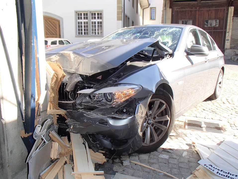 Zofingen AG, 3. September: Die Kantonspolizei nahm einem 89-jährigen Autolenker den Führerausweis vorläufig ab, nachdem dieser mit seinem Auto mit einem Garagentor kollidierte. Der Lenker sowie dessen Beifahrerin blieben unverletzt.