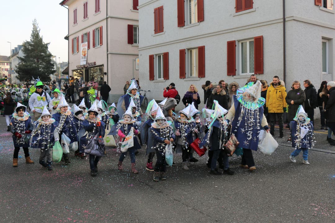 Die Kinder der Schule Luberzen präsentieren sich in fantasievollen Kostümen.