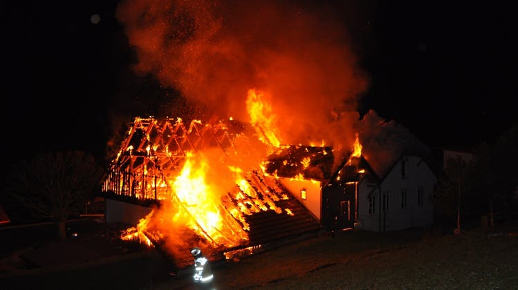 Wohnhaus mit Scheune brennt nieder – Dank den Hunden konnten sie rechtzeitig flüchten