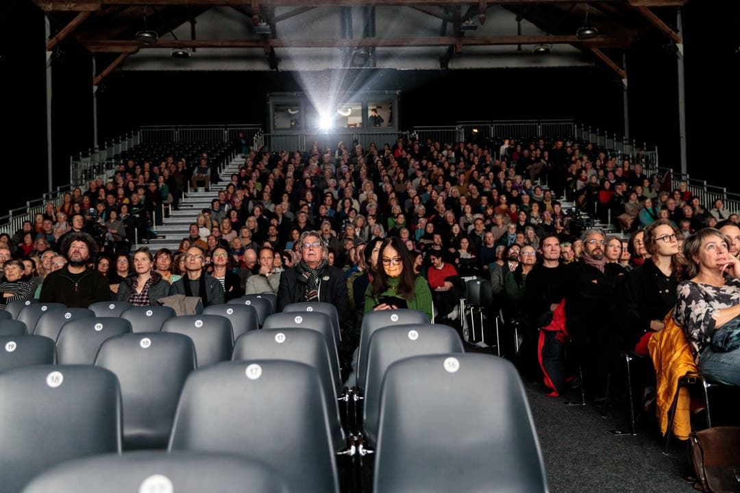 Die Reithalle füllte sich zur «Projection spéciale» der 55. Solothurner Filmtage zu gut drei Vierteln mit Publikum.