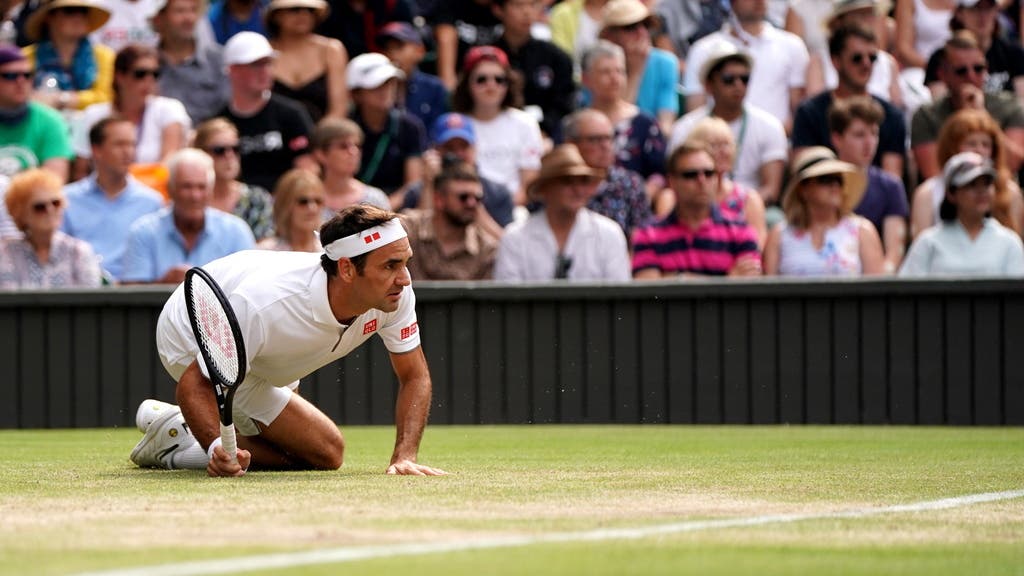 Federer am Boden: Er unterliegt Nishikori im ersten Satz.