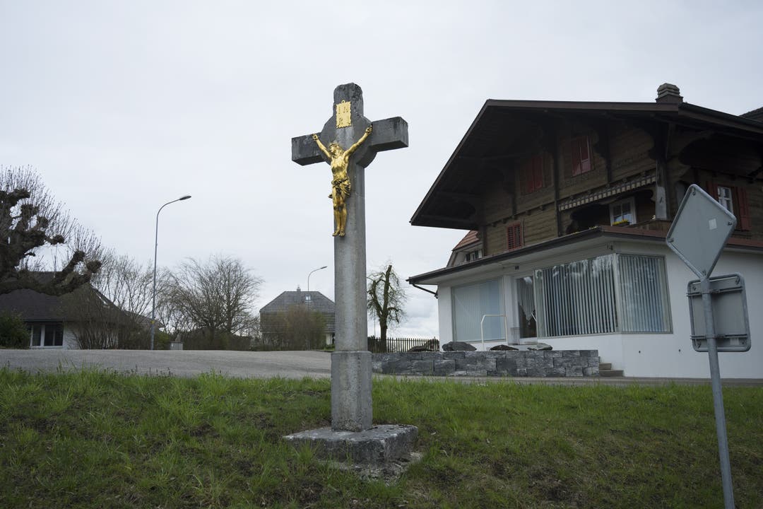 Etziken: Im östlichen Dorfteil ein Steinkreuz mit Metallkruzifix und den Jahrzahlen «1684», «1880» und «1982».