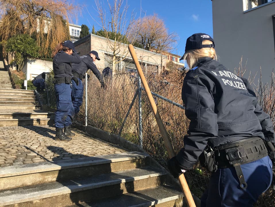 Die Polizisten suchen dei Nachbargrundstücke und die Treppe zur Weinbergstrasse ab.