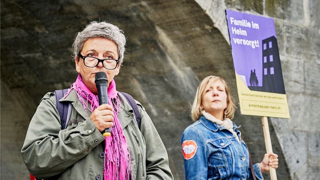 Gabriela Merlini-Pereira (links) verlangte gestern in Aarau die Streichung des umstrittenen Paragrafen. Colin Frei