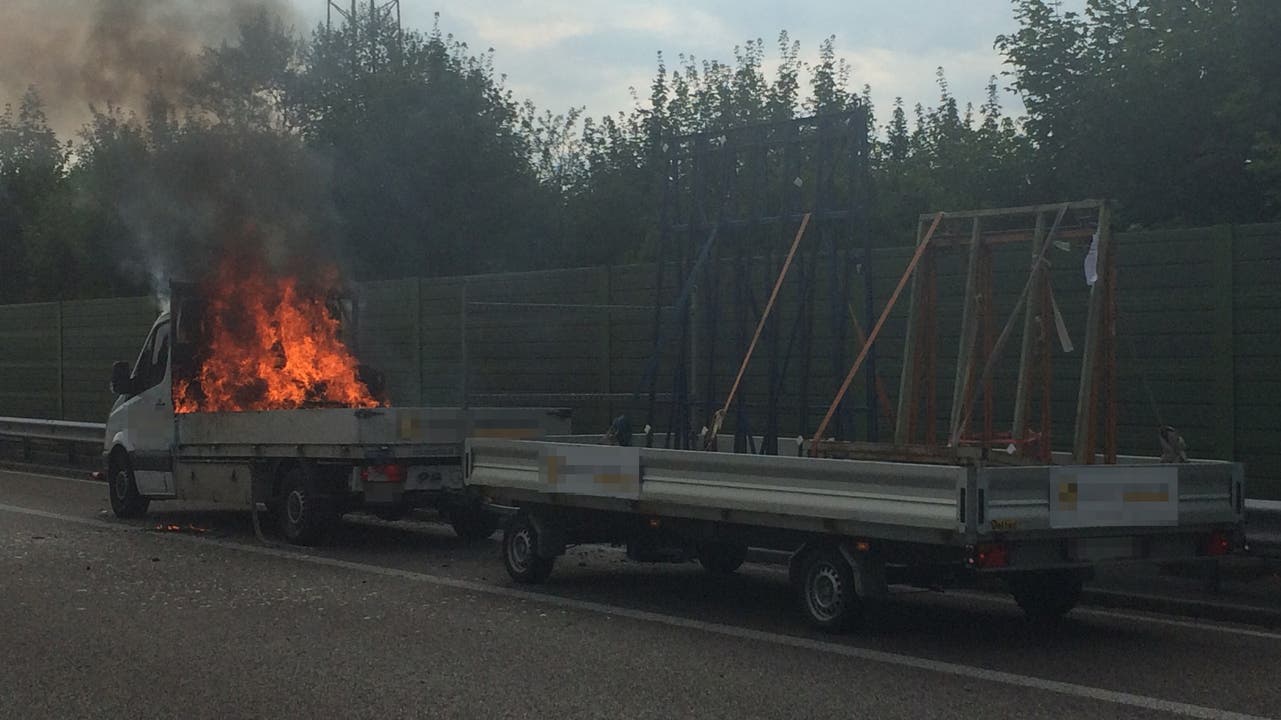 Oberentfelden AG, 18. Juli: Der Lieferwagen geriet auf der Autobahn in Brand. Ursachen sind noch unbekannt.